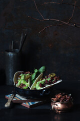 Tacos mit Hackfleisch, schwarzen Bohnen und Gurken-Avocado Salat