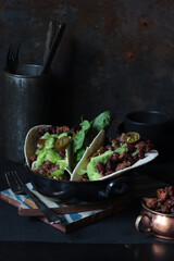 Tacos mit Hackfleisch, schwarzen Bohnen und Gurken-Avocado Salat