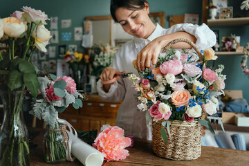 Woman arranging flowers - obrazy, fototapety, plakaty