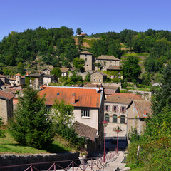Carré descente du grand escalier vers le bas village d'Olliergues (63880) au coeur de la nature, département du Puy-de-Dôme en régin Auvergne-Rhône-Alpes, France
