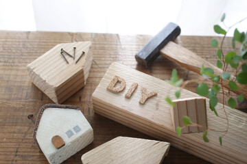 明るい光がさすカーテン越しの木工工作のDIYイメージ
