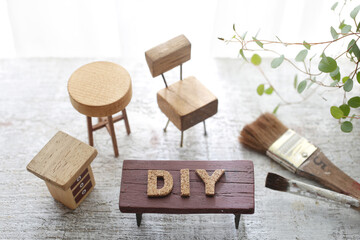 明るい光がさすカーテン越しの木工工作のDIYイメージ