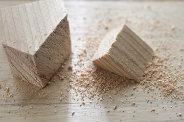 光がさすカーテン越しの小さな木材を使ったdiyを始めるイメージ