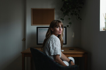 Obraz premium Woman working from home during the coronavirus pandemic