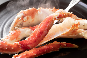 茹で上がるタラバガニ