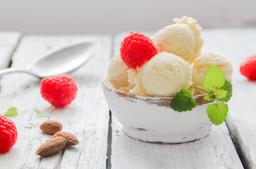 Vanilleeis mit frischen Himbeeren