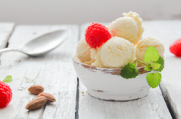 Himbeereis Vanilleeis Mandeleis mit frischen Himbeeren Himbeere