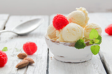 Vanilleeis Mandeleis mit frischen Himbeeren Vegan Ketogen Dessert Eisbecher Eis Kugeleis Speiseeis...