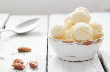 Mandel Eis Vegan Ketogen Eiscreme Eisbecher 