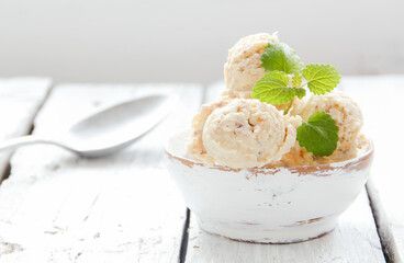 Vegan Speiseeis Vanilleeis Kugel Eisbecher Kugeln Ketogen Ketogenes Eis Dessert