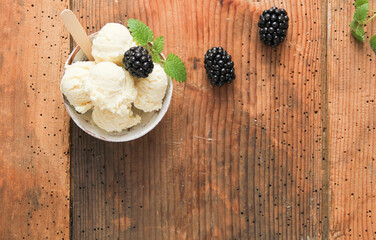 Eis Kugel Eiscreme mit frischen Brombeeren