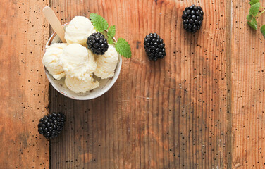 Eis Vanilleeis mit Brombeeren