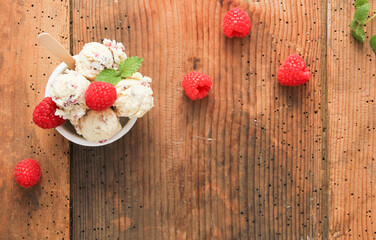 himbeeren himbeer eis Eiscreme Eisbecher Vanille Becher overhead
