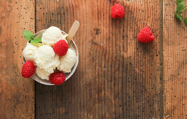 Eis Vanilleeis mit frischen Himbeeren