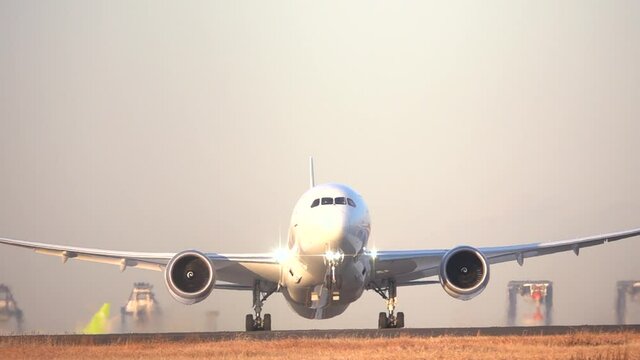 離陸する旅客機　スーパースローモーション