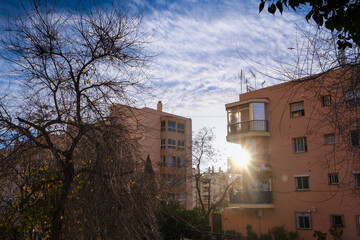 El sol se abre paso entre los edificios. La otra Marbella.