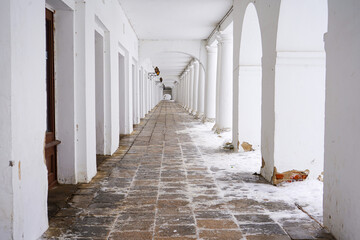 Suzdal, The Golden Ring of Russia. Shopping arcade Gostiny Dvor in the city center of Suzdal, in the form of a long gallery with archesof Suzdal, in the form of a long gallery with arches
