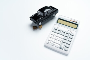 電卓と壊れた車のおもちゃ