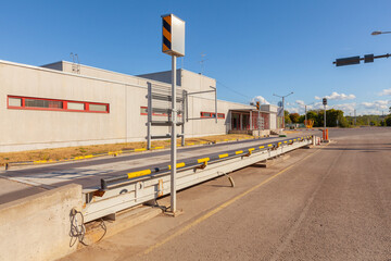 Cargo weighing service by truck scales