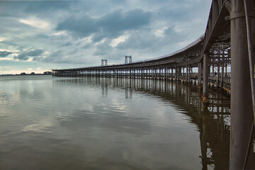 Obraz premium Iron bridge over the ocean