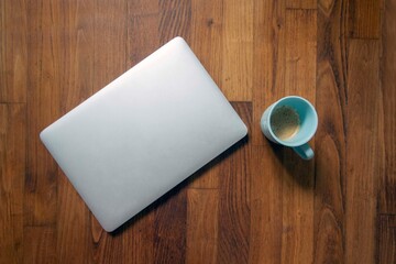 Ordinateur portable et tasse de café sur bureau en bois