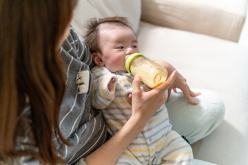 赤ちゃん　授乳　哺乳瓶　ミルク