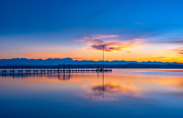 Sonnenuntergang, Dämmerung am Starnberger See, Bayern, Deutschland