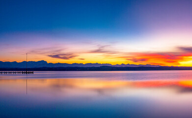 Sonnenuntergang, Dämmerung am Starnberger See, Bayern, Deutschland
