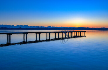 Fototapeta na wymiar Sonnenuntergang, Dämmerung am Starnberger See, Bayern, Deutschland
