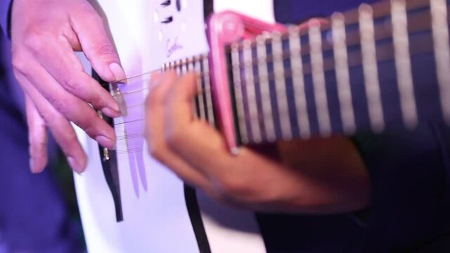 guitarra, m&uacute;sica, jugada, instrumento, m&uacute;sico, mano, guitarrista, musical, acustica, actores, roca, cuerda, requinto, mano, juego, electricas, dedo, ruido, cuerda, concierto, joven, persona, artista, 