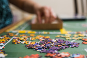 Pessoa montando quebra cabeças