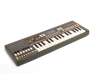 Teclado de piano eléctronico aislado en fondo blanco. Imágen horizontal del aparato con espacio...