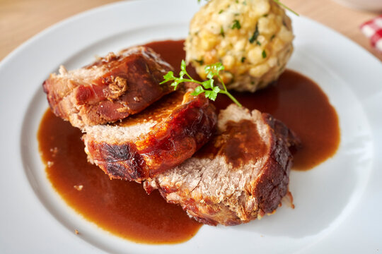 Spannferkel Schweine Braten mit Kn&ouml;del und So&szlig;e