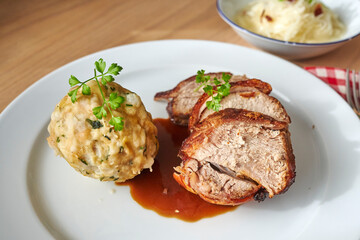 Spannferkel Schweine Braten mit Knödel und Soße