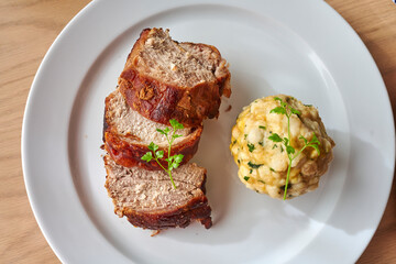 Spannferkel Schweine Braten mit Knödel und Soße