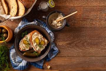 Sandwich with lard and pickled cucumber. Traditionally rendered lard with cracklings and onion.