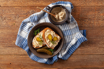 Sandwich with lard and pickled cucumber. Traditionally rendered lard with cracklings and onion.