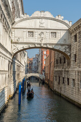 Obraz premium discovery of the city of Venice and its small canals and romantic alleys