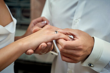 Obraz na płótnie Canvas Close up of newlyweds hands on wedding day
