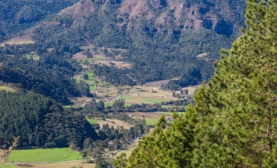 Obraz premium Paisagem de vale e área rural.