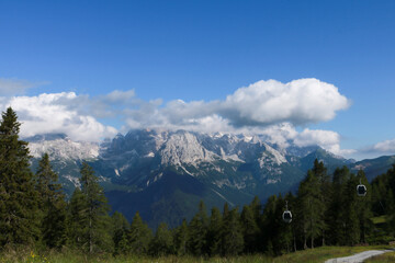 Fototapeta na wymiar Bellissima vista panoramica dal sentiero che porta al rifugio 5 laghi in Trentino, viaggi e paesaggi in Italia
