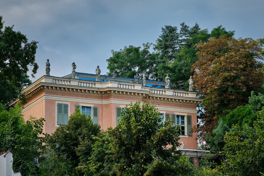 Denkmalgesch&uuml;tzte neoklassizistische Villa aus den 1920er Jahren mit antikisierendem Skulpturenschmuck in Berlin-Kladow (Blick von der Imchenallee)