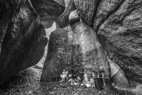 Steinernes Kirchlein in Thurmansbang Solla - Alte in einer Steinh&ouml;le geabaute Kirche zwischen Findlinge Felsen und gro&szlig;en Steinen im bayerischer Wald, Deutschland