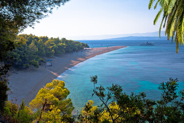 Obraz premium Zlatni Rat famous turquoise beach in Bol on Brac island view