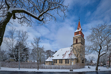 Die denkmalgeschützte Taborkirche in Berlin-Wilhelmshagen im Winter (Blick von Osten)