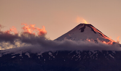 Mesmerizing view of the Villarrica volcanic mountain gleaming under the pink sky during sunset © Estefania Pereira Muñoz/Wirestock