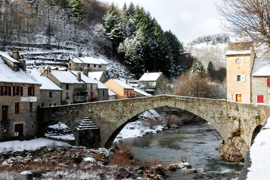 Le Pont de Montvert en Cevennes village parc national naturel unesco neige hiver froid typique pittoresque
