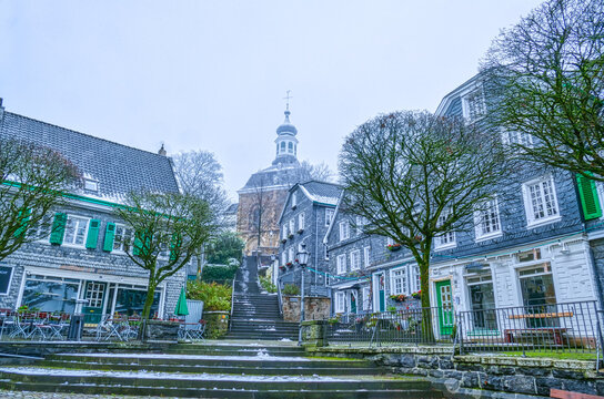 Historisches Stadtzentrum in Solingen Gr&auml;frath im Winter