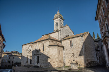 Fototapeta na wymiar La Collegiata o Pieve dei Santi Quirico e Giulitta a San Quirico d'Orcia