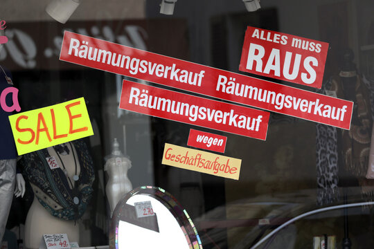 schilder in einem schaufenster r&auml;umungsverkauf sale wegen gesch&auml;ftsaufgabe corona-krise